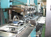 4リットル角缶天板加工プレスライン